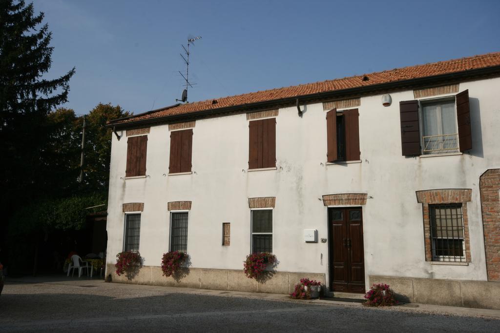 Corte Posta B&B - Parcheggio E Bagno In Camera マントヴァ エクステリア 写真